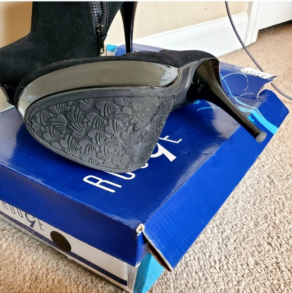 BLACK SUEDE BOOTIE - Picture 3 of 4